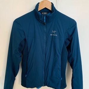 Women”s Arc’teryx Atom LT in royal blue SZ S
